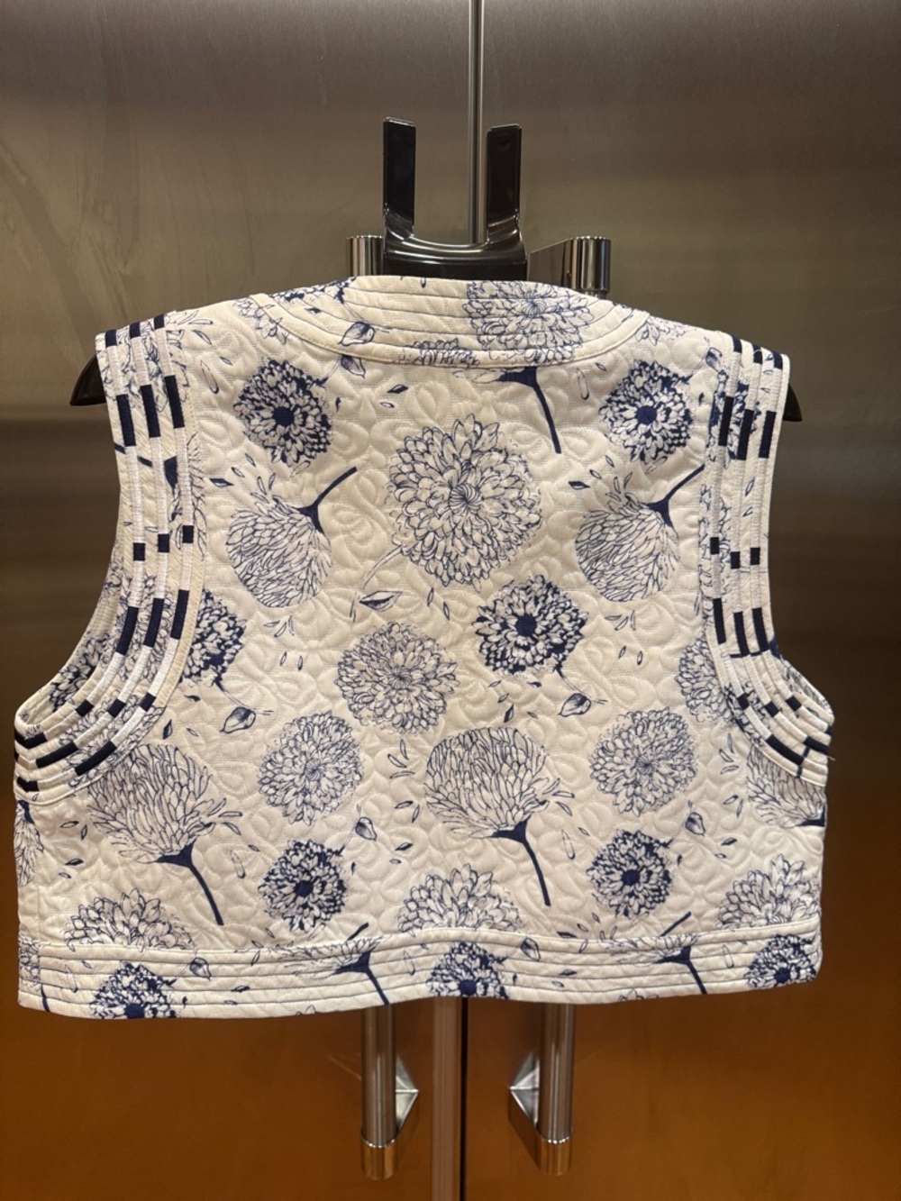 Quilted Floral Vest in White and Navy - Picture 7 of 12